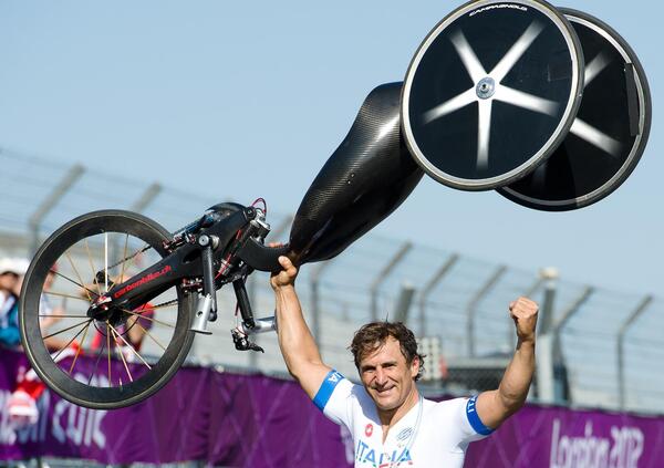 Paralimpiadi, Luca Mazzone oro nell&rsquo;handbike: &ldquo;Zanardi ha corso con noi&rdquo;