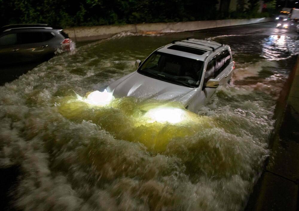 Dramma a New York: macchine sommerse e delirio per le strade della citt&agrave; [VIDEO]