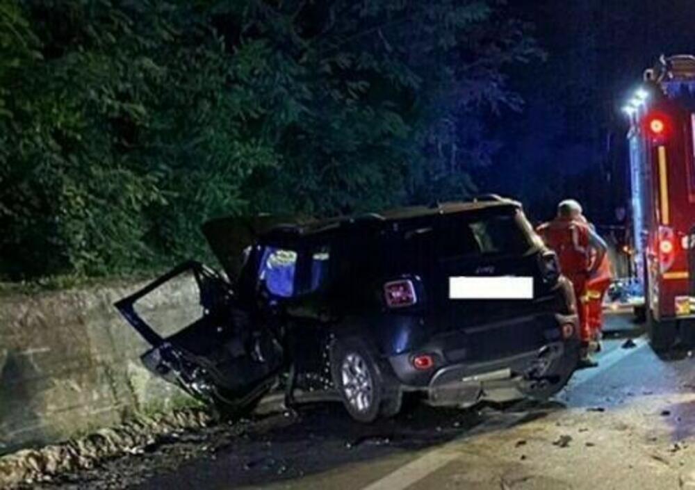 Schianto frontale tra auto: quattro morti e un ferito grave [FOTO e VIDEO]