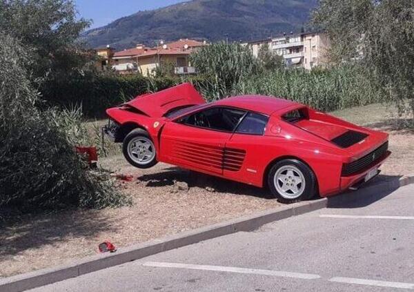 Settantenne distrugge una Ferrari Testarossa a Montemurlo: &ldquo;Volevo fare un video&rdquo;