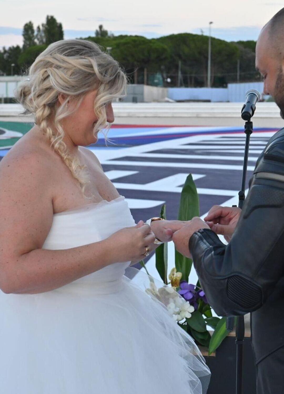 Matrimonio a prima pista! Lei in Lambo e abito bianchi, lui BMW S1000RR e Alpinestars col papillon [FOTO]