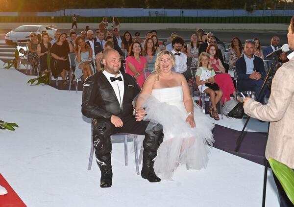 Matrimonio a prima pista! Lei in Lambo e abito bianco, lui BMW S1000RR e Alpinestars col papillon [FOTO]