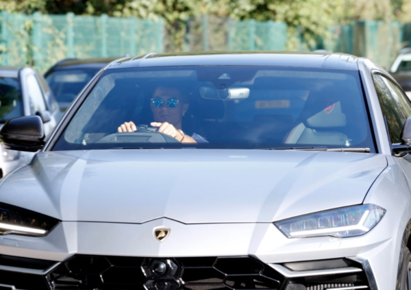 Cristiano Ronaldo scappa di nuovo: stavolta dai fan, su una Lamborghini Urus [FOTO e VIDEO]