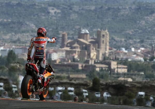 Mamma mia come va Marc Marquez a Aragon: un secondo al secondo gi&agrave; dalle FP1... anche se si tocca il braccio