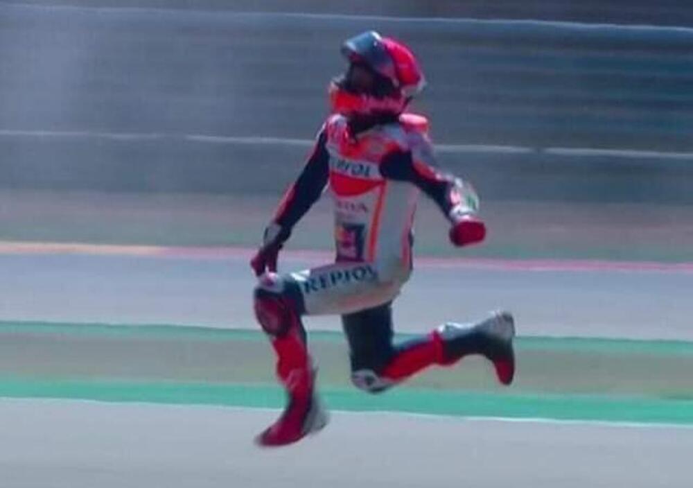 Il video di Marc Marquez che cade ad Aragon e subito protegge il braccio &egrave; la prova che no, non sta affatto tranquillo