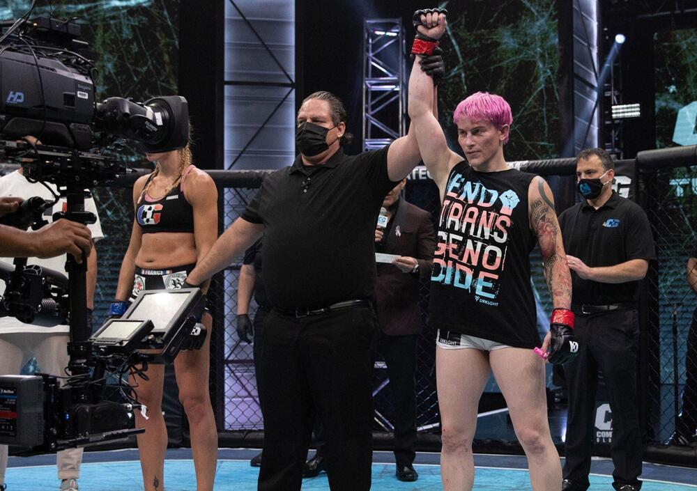 Fighter trans, ex delle forze speciali, debutta nelle Mma e sottomette l&rsquo;avversaria. Scoppia la polemica [VIDEO]