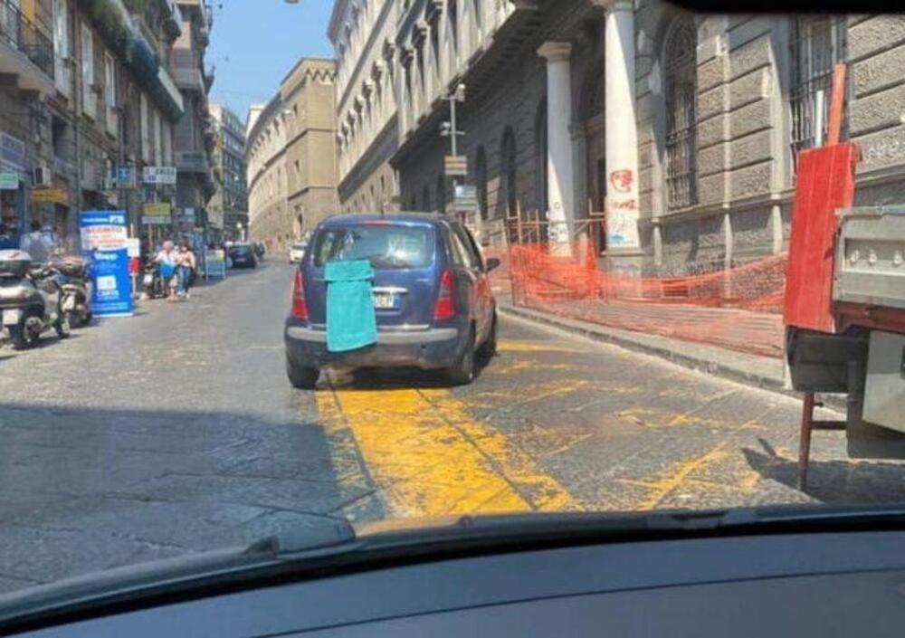 Napoli, asciugamani sulle targhe per evitare le multe nella Ztl