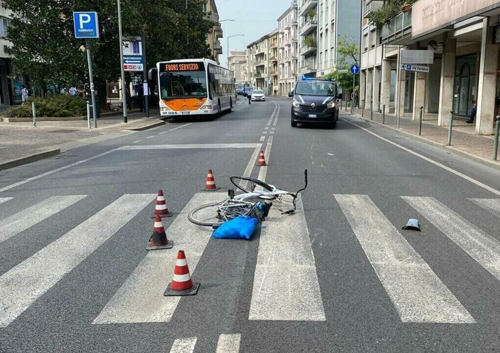 Mestre, travolge ciclista con lo scooter e scappa