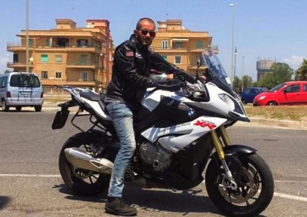 C&rsquo;&egrave; un medico che gira con la &ldquo;moto frigo&rdquo; Bmw per convincere i suoi pazienti a vaccinarsi. Ecco chi &egrave;