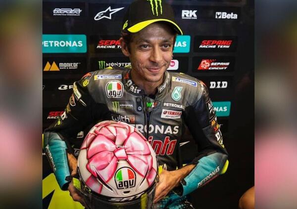 [FOTO] Valentino Rossi a Misano &ldquo;Con il nastro rosa&rdquo;: il casco speciale che omaggia sua figlia