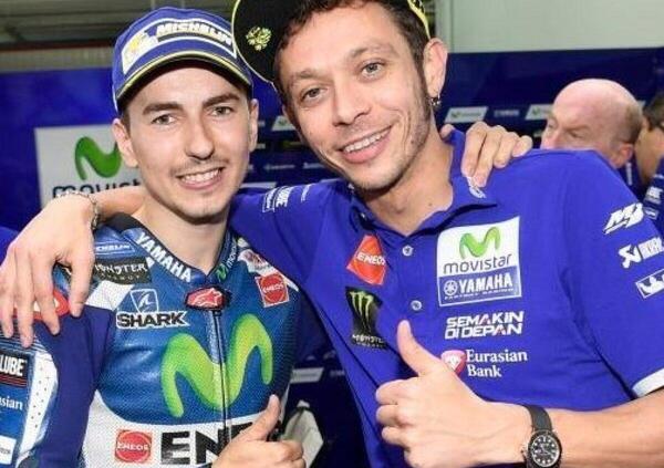 Strette di mano e abbracci tra Valentino Rossi e Jorge Lorenzo, anche se uno dei due&hellip; &egrave; sempre un po&rsquo; freddo [VIDEO]