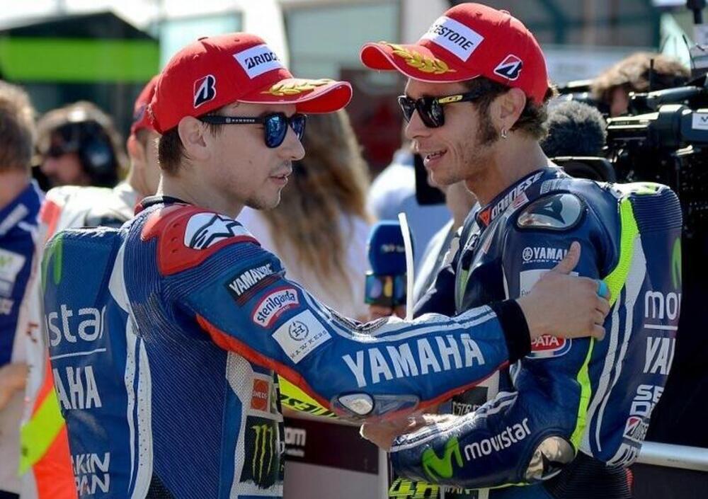 Strette di mano e abbracci tra Valentino Rossi e Jorge Lorenzo, anche se uno dei due&hellip; &egrave; sempre un po&rsquo; freddo [VIDEO]