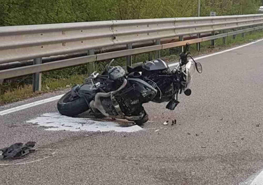 Frontale tra due moto. Il bilancio &egrave; da brividi: tre morti, 5 feriti gravi