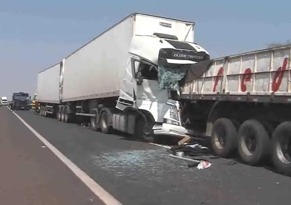 Maxi tamponamento tra tir in autostrada, almeno 15 veicoli coinvolti (VIDEO)