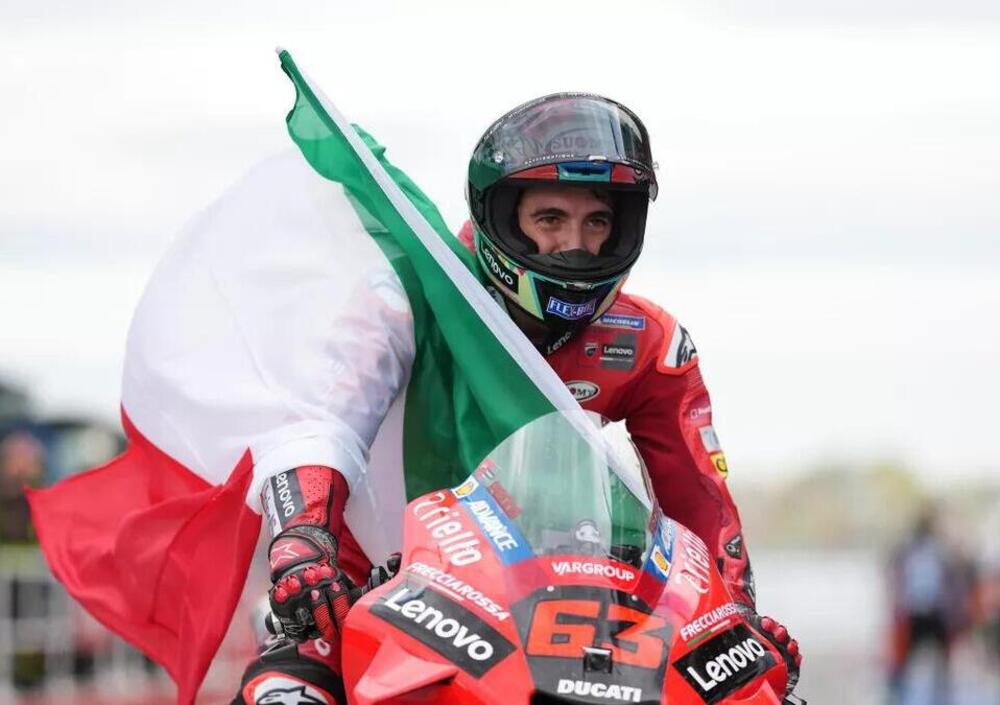 Bagnaia vince anche nella gara dei complimenti e dei paragoni: conquista Lorenzo, Capirossi, Agostini. E Biaggi...