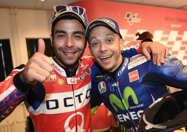 Mentre si avvicina l&rsquo;addio di entrambi, Danilo Petrucci omaggia Valentino Rossi: &ldquo;Gareggiare con te &egrave; un incubo, ma&hellip;&rdquo;