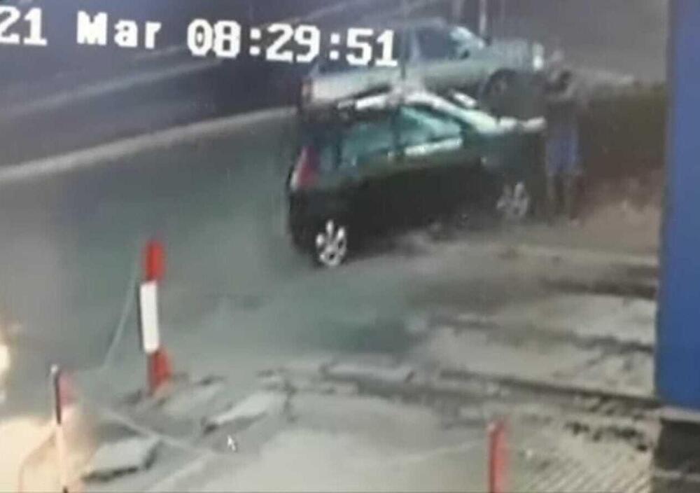 Automobile perde il controllo e investe pedone sul marciapiede, poi si ribalta [VIDEO]