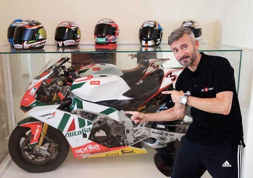 [VIDEO] Max Biaggi padre e... pilota! Non sa che dire al figlio che gioca con la sua Aprilia SBK