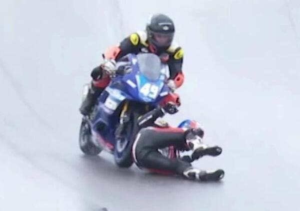 MotoAmerica: il surreale sorpasso in scivolata di Trevor Standish e l&#039;incredibile rimonta di Mathew Scholtz [VIDEO] 