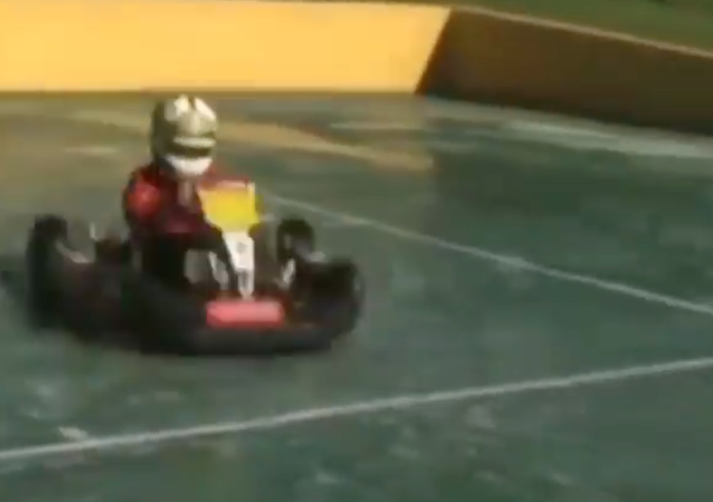 Norris e il kart sul campo da tennis insaponato: il video dell&#039;insolito allenamento del piccolo Lando