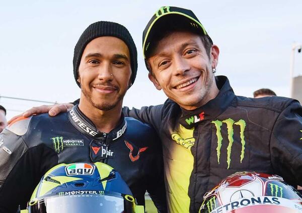 Valentino Rossi si congratula con Lewis Hamilton per le 100 vittorie in carriera: ecco cos&rsquo;ha detto [VIDEO]