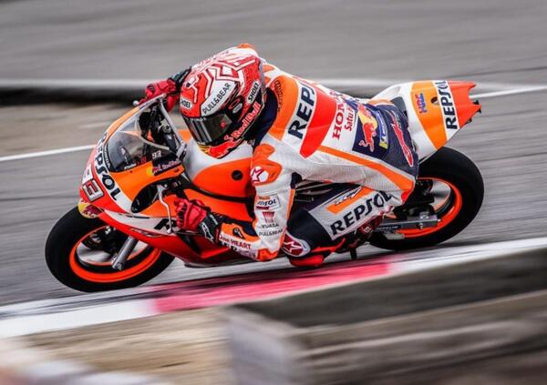 Marc Marquez, Jett Lawrence e la mitica Honda NSF100: sfida a Austin in barba al braccio sofferente