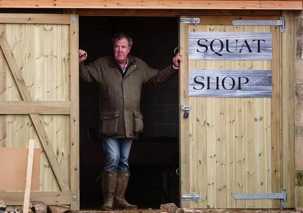 Clarkson contro gli ambientalisti. E loro gli scaricano tre tonnellate di m***a sulla Range Rover [VIDEO]