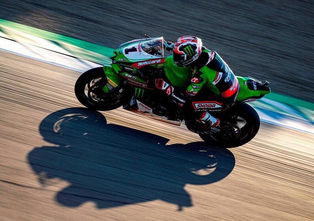 [VIDEO] L&rsquo;incredibile caduta di Jonathan Rea che porta il titolo nelle mani di Toprak Razgatlioglu