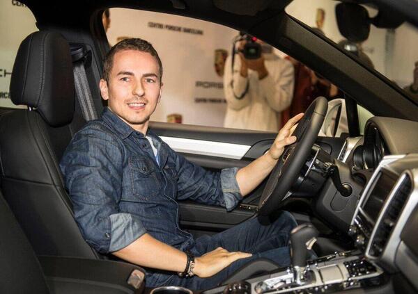 Jorge Lorenzo passione-auto: lo spagnolo &quot;impazzisce&quot; al Porsche Experience Center [VIDEO]