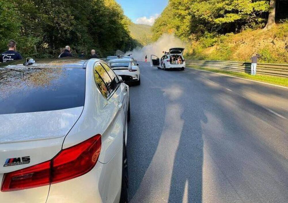 Tragedia durante un giro turistico al circuito del Nurburgring: il bilancio &egrave; di un morto e 7 feriti