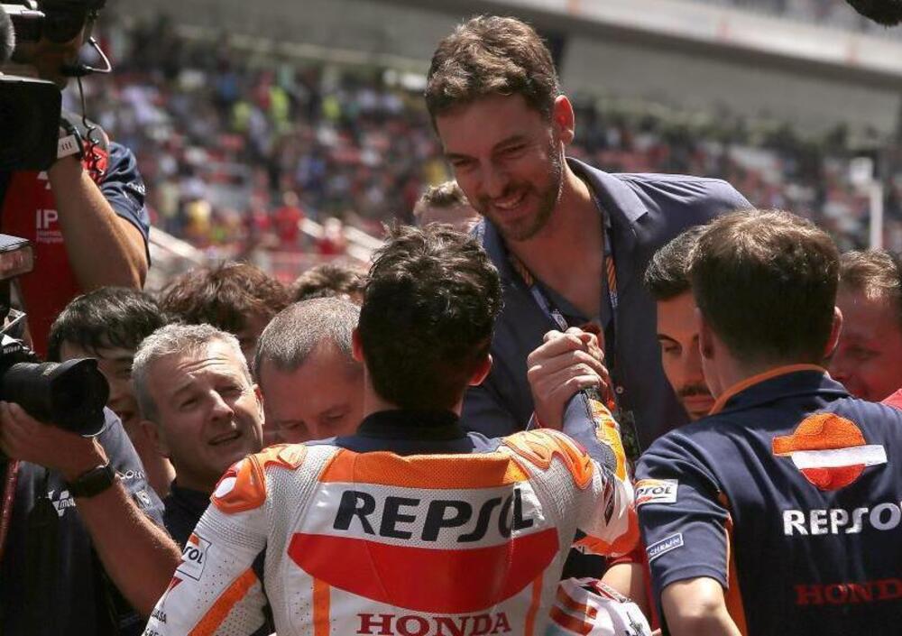 Pau Gasol si ritira: le immagini dell&#039;esilarante incontro con i piloti di MotoGP 