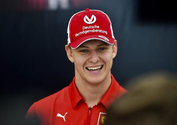 Mick Schumacher racconta le difficolt&agrave; di essere figlio d&#039;arte. Ma vi prego, basta fargli domande su Michael