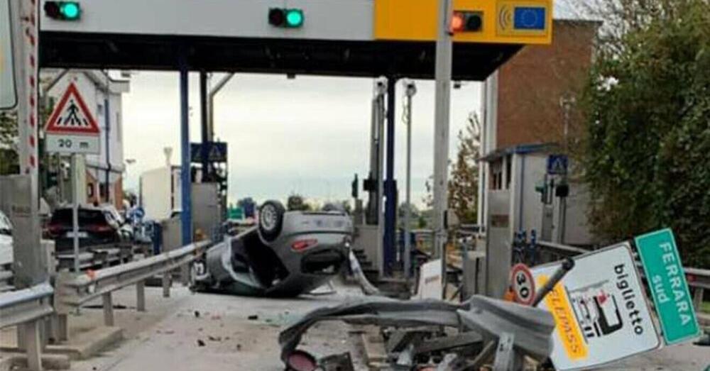 Paura a Ferrara, sbanda con l&#039;Alfa Romeo e si ribalta al casello [VIDEO]