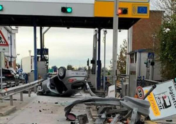 Paura a Ferrara, sbanda con l&#039;Alfa Romeo e si ribalta al casello [VIDEO]