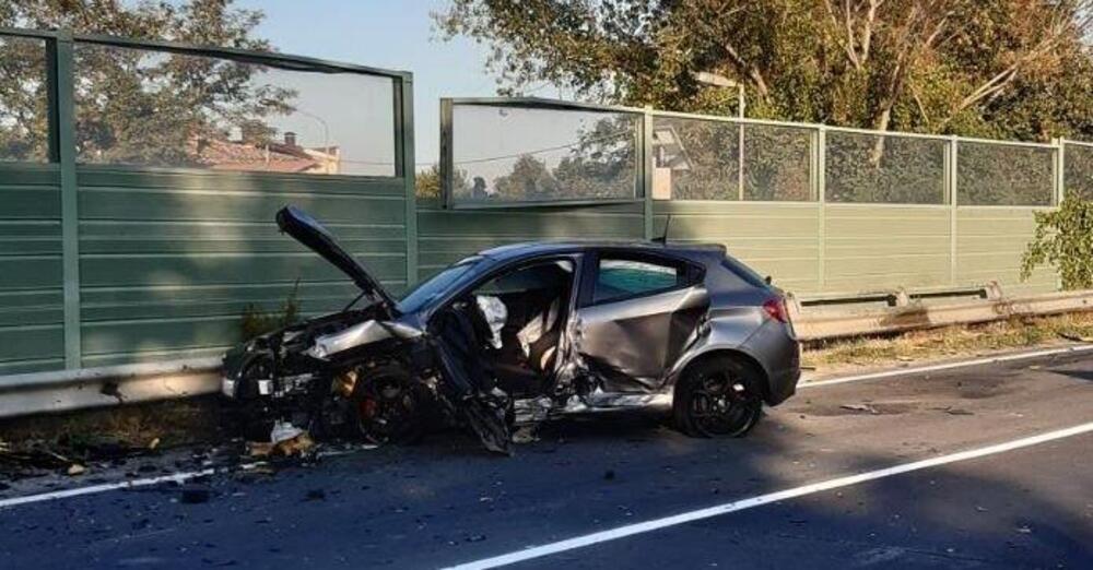 [FOTO] Violento schianto tra una Ferrari 488 pista e una Giulietta Alfa Romeo