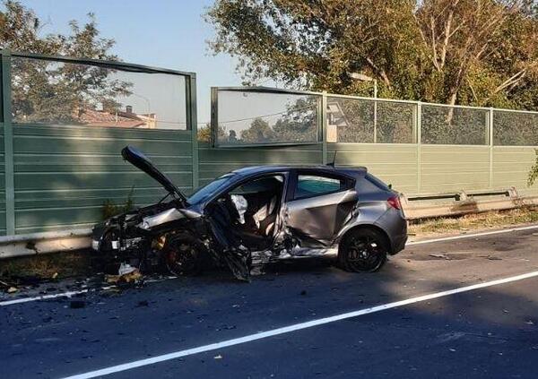 [FOTO] Violento schianto tra una Ferrari 488 pista e una Giulietta Alfa Romeo