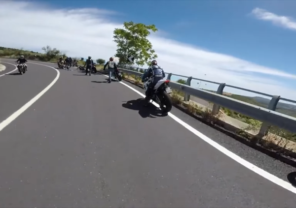 Soccorre motociclista, ma viene multato: la lite con i carabinieri [VIDEO]