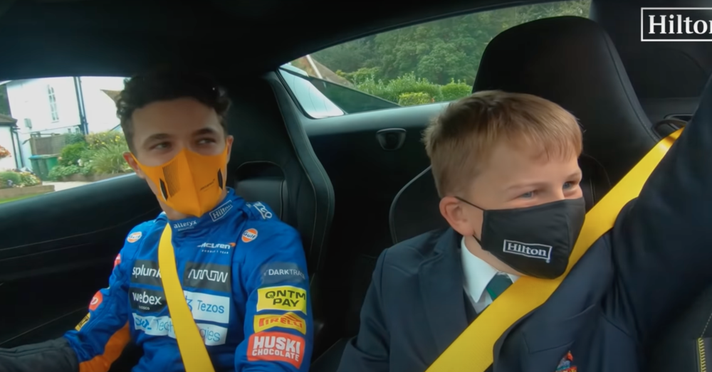 [VIDEO] Lando Norris accompagna a scuola un bambino: il video della sua reazione a bordo della 720s