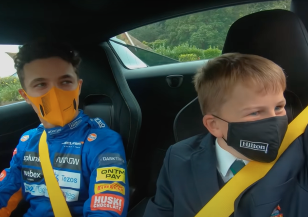 [VIDEO] Lando Norris accompagna a scuola un bambino: il video della sua reazione a bordo della 720s