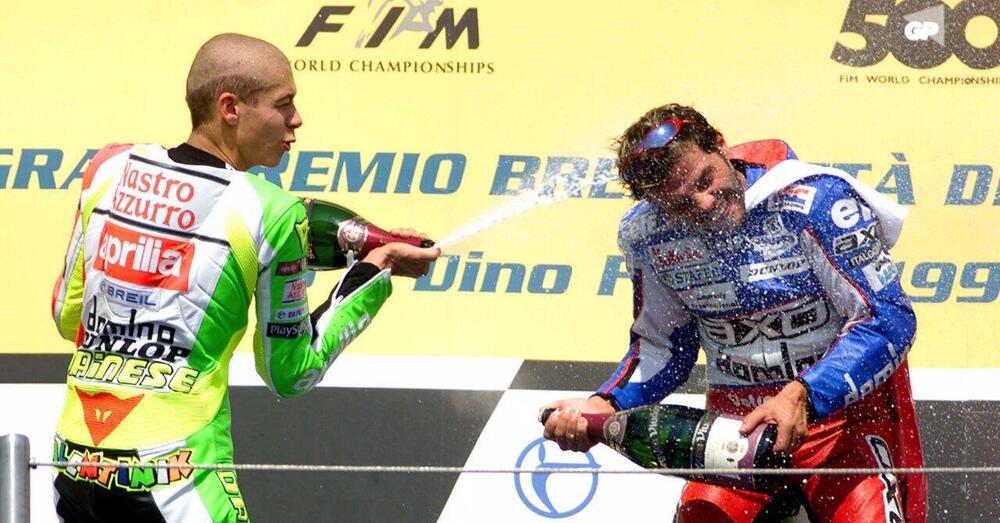 Un quarto di secolo di prese per il c*lo: tutte le scenette di Valentino Rossi e del suo Fan Club