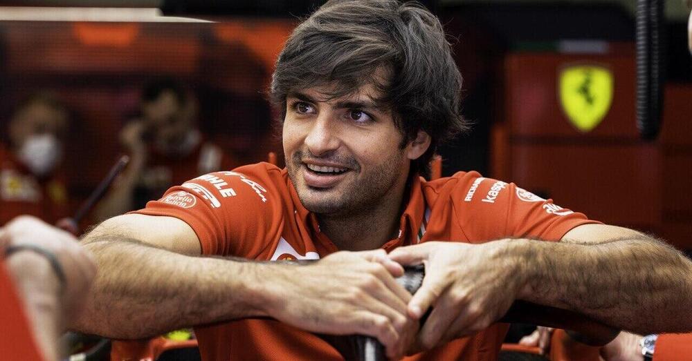 Carlos Sainz e il contratto con Ferrari firmato in pigiama: l&#039;incredibile storia dell&#039;inizio di un amore