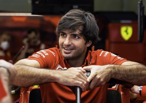 Carlos Sainz e il contratto con Ferrari firmato in pigiama: l&#039;incredibile storia dell&#039;inizio di un amore