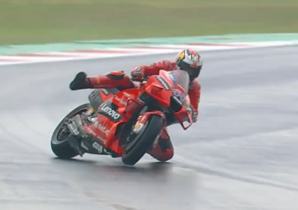 Attenzione, pavimento scivoloso! A Misano Miller la salva, Bagnaia no: ecco i video