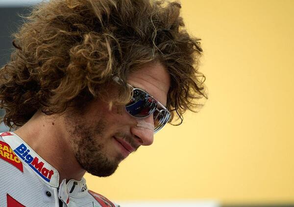 Marco Simoncelli come Ayrton Senna. La misura del Sic e quello che (non) conta