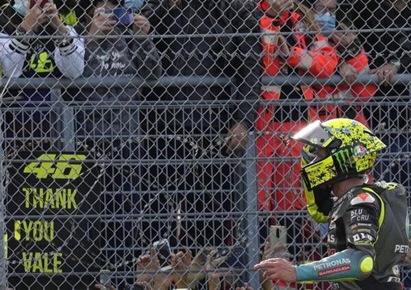 Ecco chi ha preso il casco di Vale a Misano e i video di tutto quello che non si &egrave; visto in tv