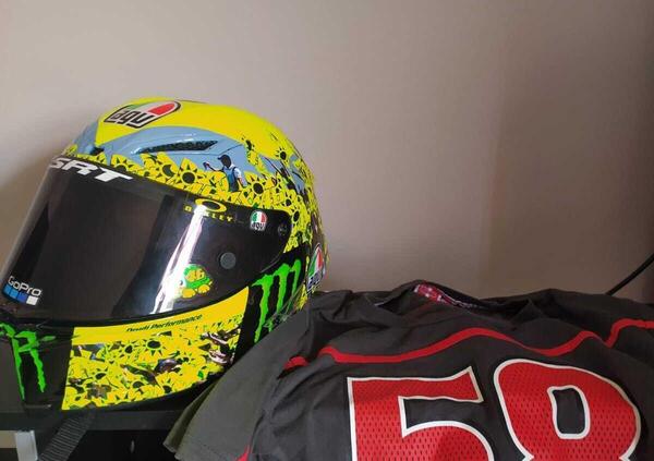 Il ragazzo che ha preso il casco di Vale: &ldquo;In tribuna ho vissuto un momentaccio. Ho capito solo dopo cosa avevo tra le mani. E ora ci far&ograve;&hellip;&rdquo;