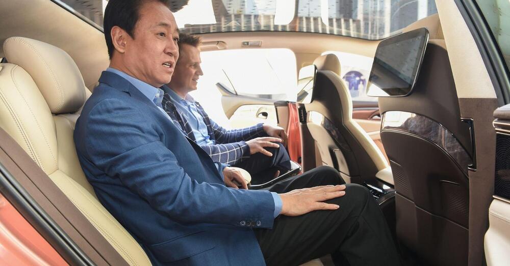 Evergrande per evitare il default (305 miliardi di debiti) punta sulle auto elettriche, ma il primo modello uscir&agrave; nel 2022