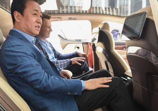 Evergrande per evitare il default (305 miliardi di debiti) punta sulle auto elettriche, ma il primo modello uscir&agrave; nel 2022