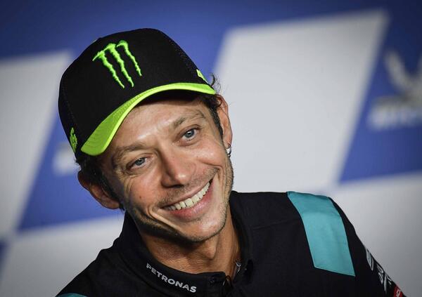 Valentino Rossi in conferenza stampa: &ldquo;Fermi tutti, c&rsquo;&egrave; una donna nuda!&rdquo; E lancia una frecciatina a Yamaha