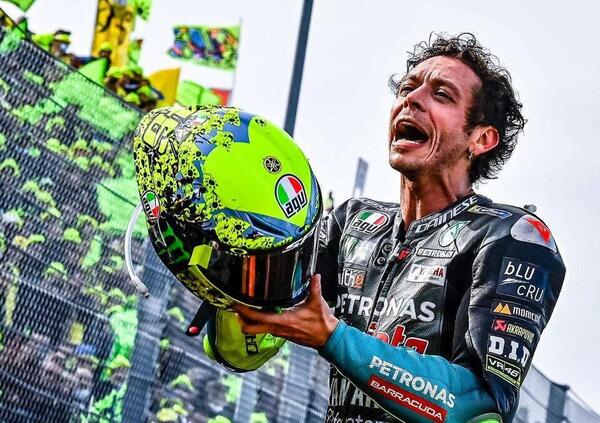 Una nuova petizione per Valentino Rossi, ma lui gi&agrave; tocca ferro...